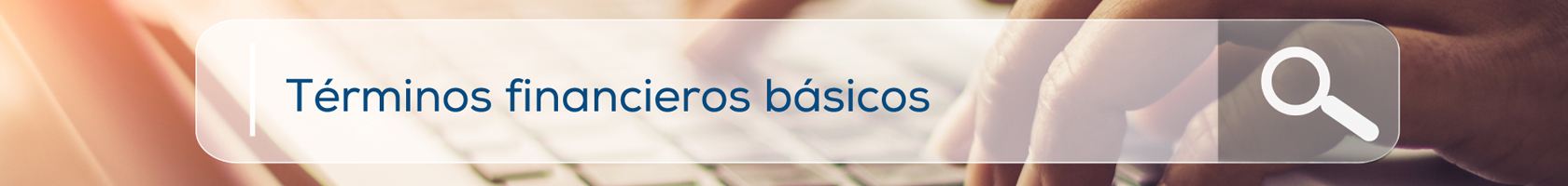 Imagen - En primer plano aparece un Buscador de una interfaz digital realizando la busque de Términos financieros Básicos, en el fondo se ve un teclado de un computador y unas manos digitando